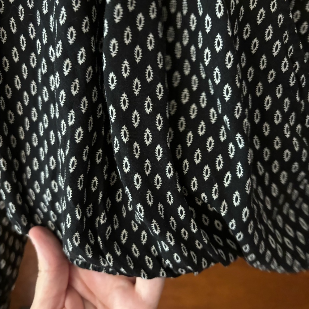 Brandy Melville sold out leaf blouse - Picture 5 of 5